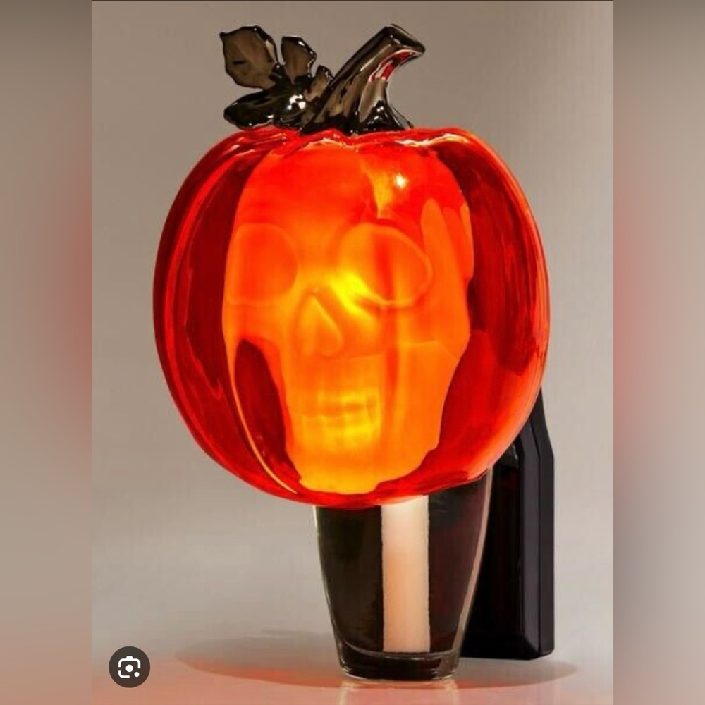 Bath and Body Works pumpkin and skull wallflower plug